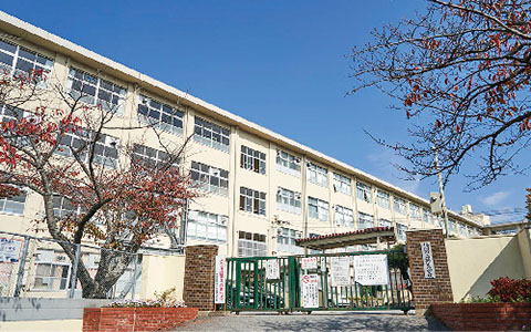 福岡市立鶴田小学校<br />
徒歩約8～9分（約630～660m）