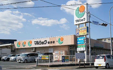 マルショク鶴田店<br />
徒歩約8分（約580～610m）