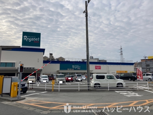 朝倉街道駅に隣接しているスーパーです。